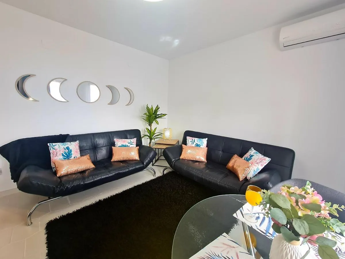 Precioso Apartamento Con Piscinas Y Vistas Al Mar. Benalmádena
